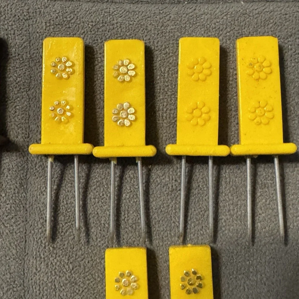 Vintage Travco Brown Yellow‎ Daisy Corn on the Cob Holders - 6 sets